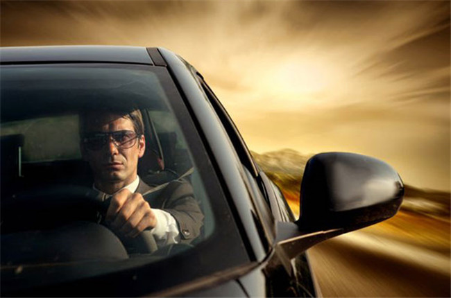 開(kāi)車外出執(zhí)行調(diào)查任務(wù)的秦探長(zhǎng)